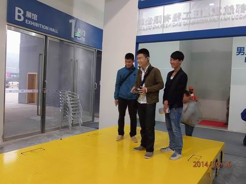 乐动网页登录参展2014绵阳科博会-观众对全向移动平台表现了浓厚的兴趣.jpg