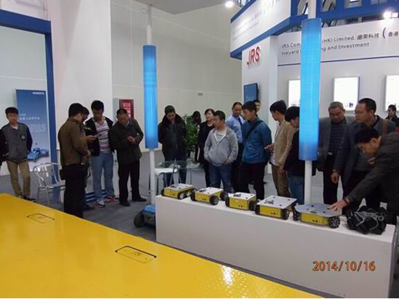 乐动网页登录参展2014绵阳科博会-技术人员向观众演示机器人.jpg